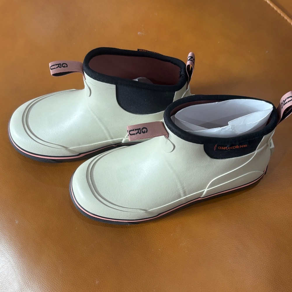 Grundens Deck Boss- women’s size 8- fog color
